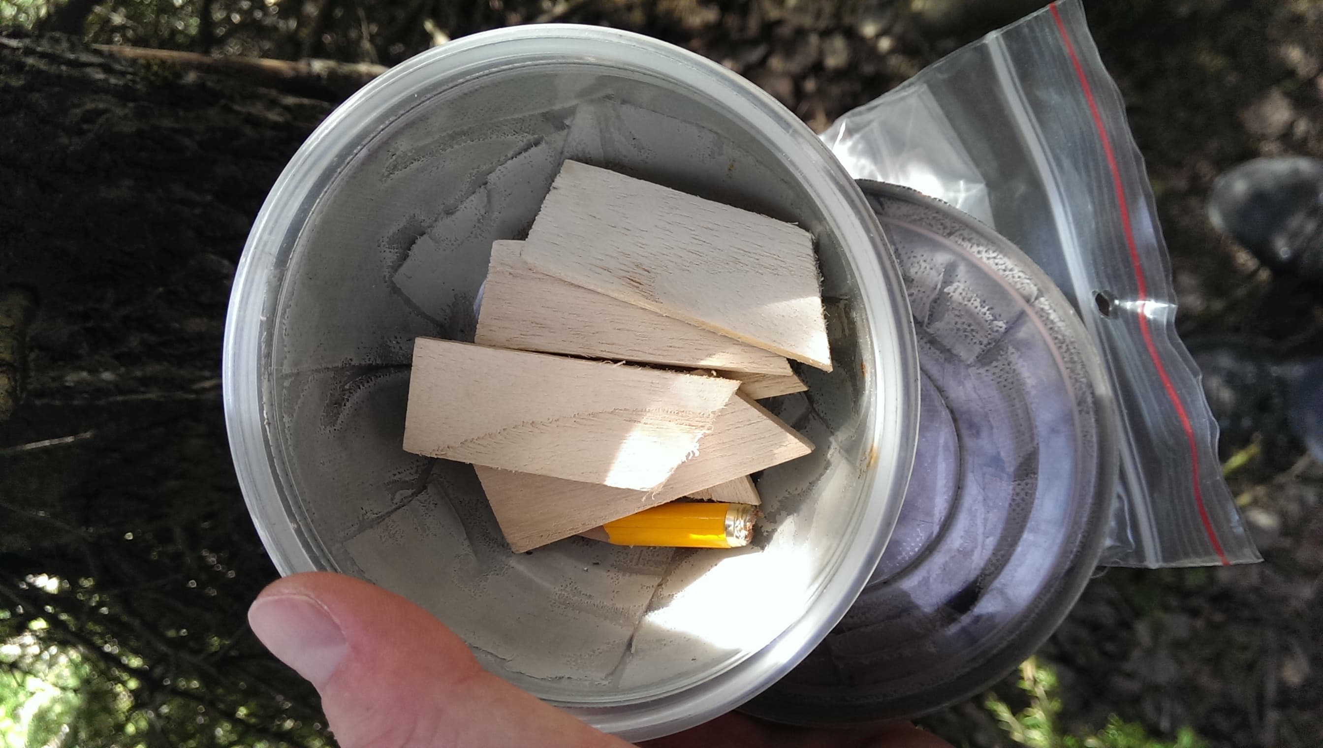 Bøtte med trebiter