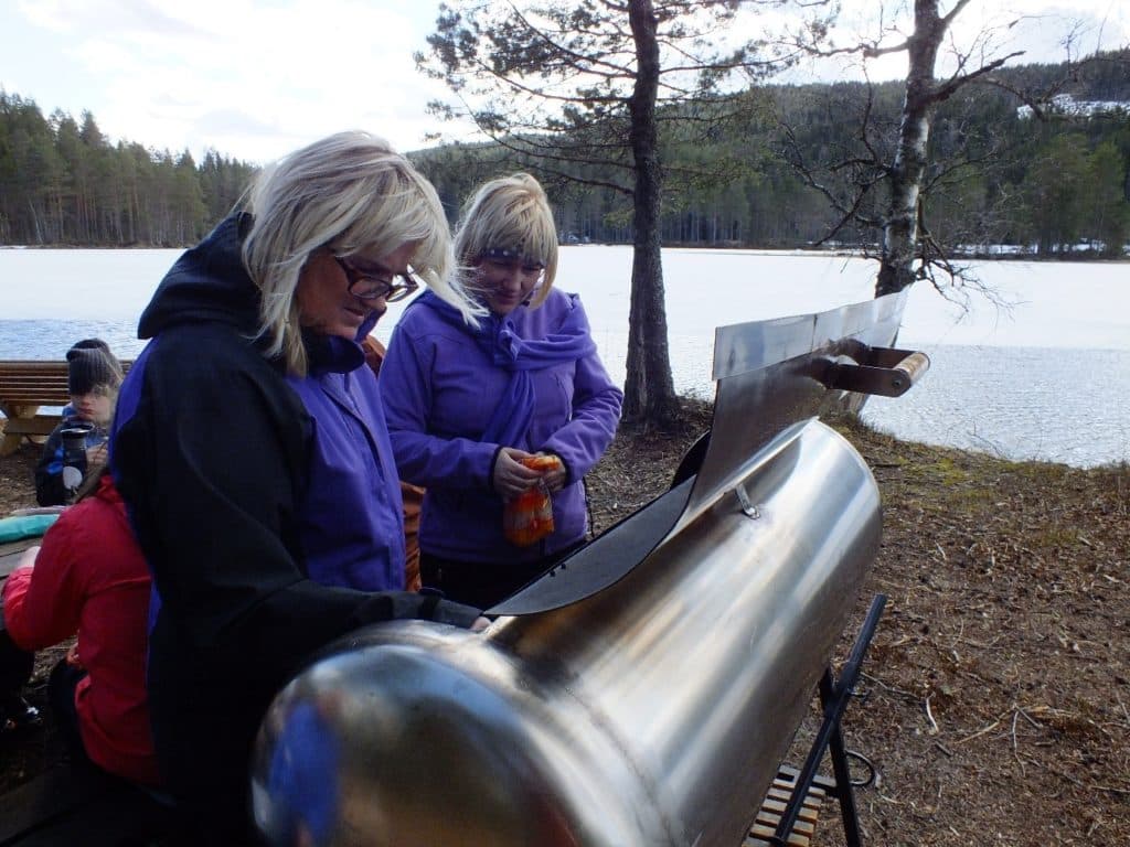 En etterlengtet pause med grilling av pølser, varm kakao og niste. Stedet er gjort i stand av Kongsvinger Lions Club og har grill, bord og nok sitteplasser.