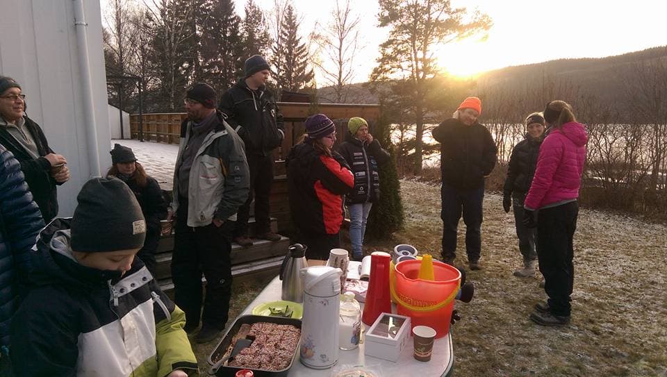 God mat og varm drikke på event, ventende på plinget i telefonen...