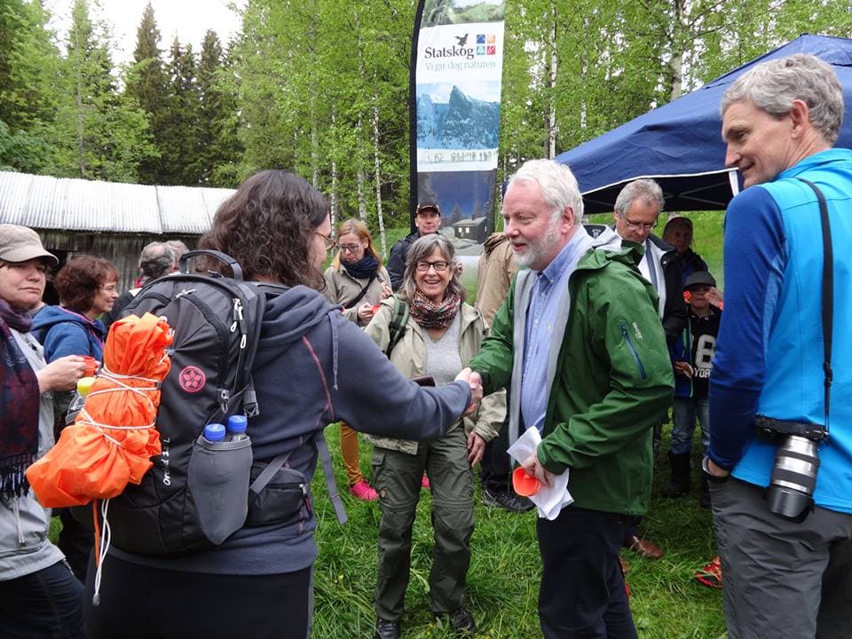 Hilser på Jørn Holme, Riksantikvar. Åpningen av Historiske Vandreruter på Lebiko 14 Juni.