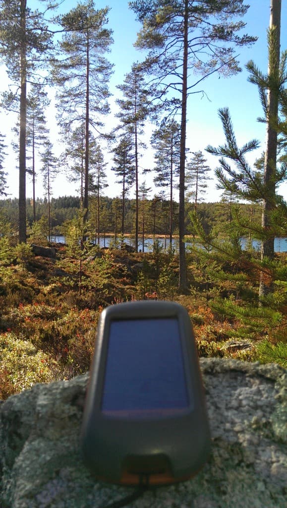 GPS på en stein i skogen