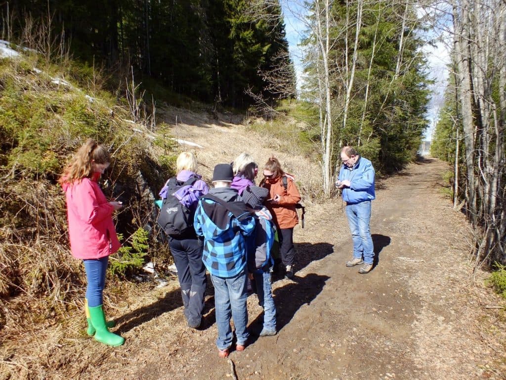 Samling rundt en av cachene på veien, tar en stund å logge når man er så mange!