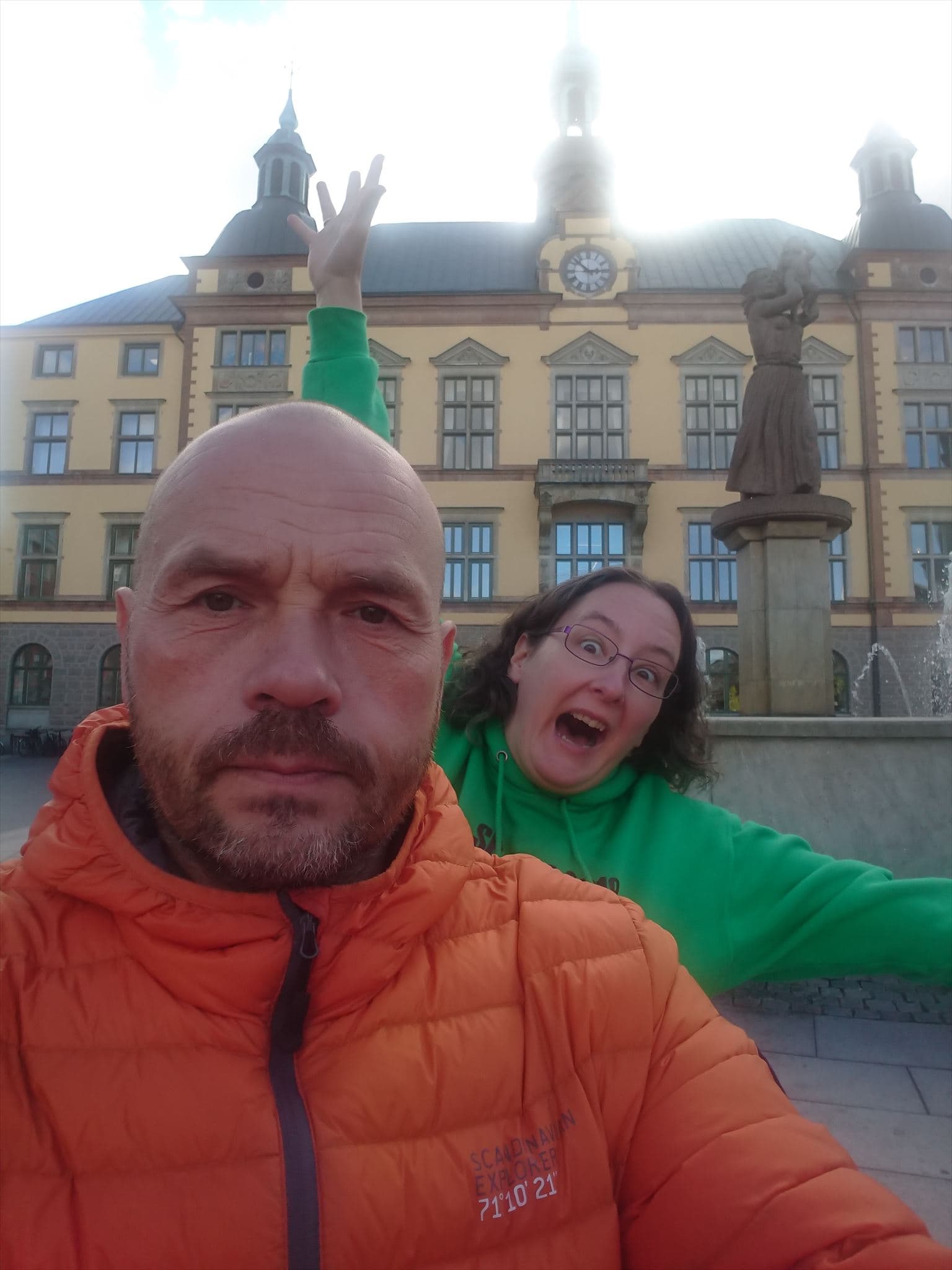 Prinsesse-pryd på det ellers så alvorlige og dystre bildet av Rottum foran Ekebergsmarmoren i Eskilstuna.