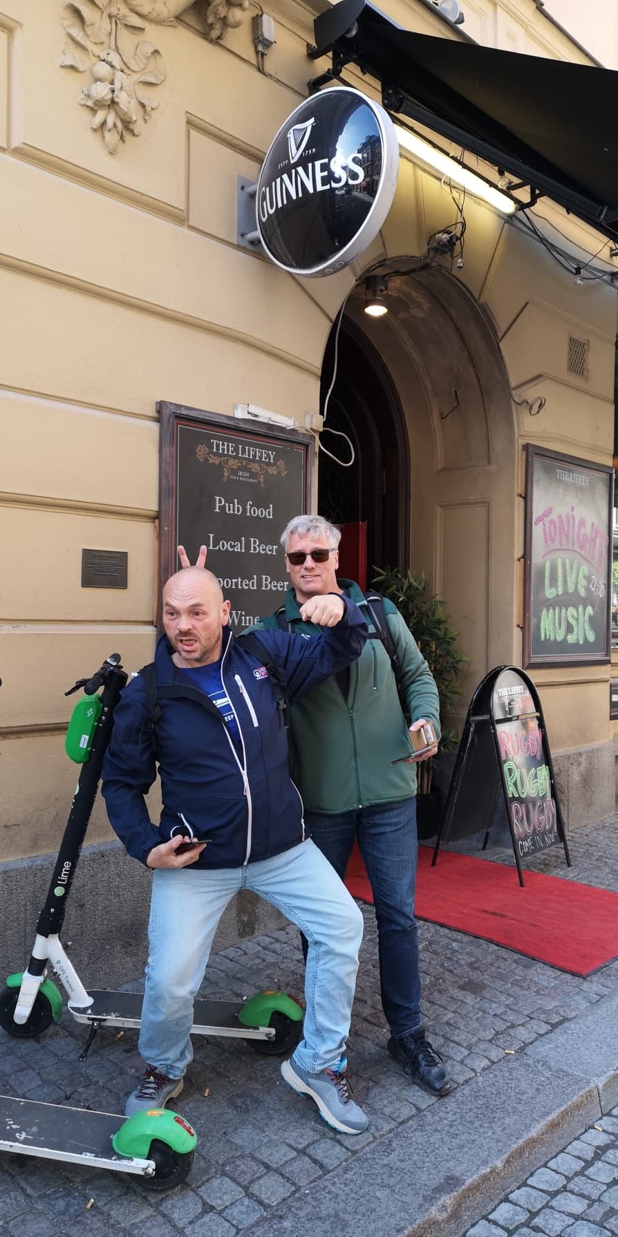 Gutta savnet puben i Irland og ble kjempeglade for å se dette i Gamla Stan.